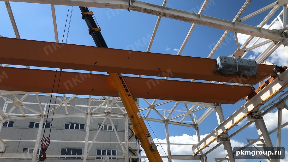 Смонтированный мостовой кран в новом цехе