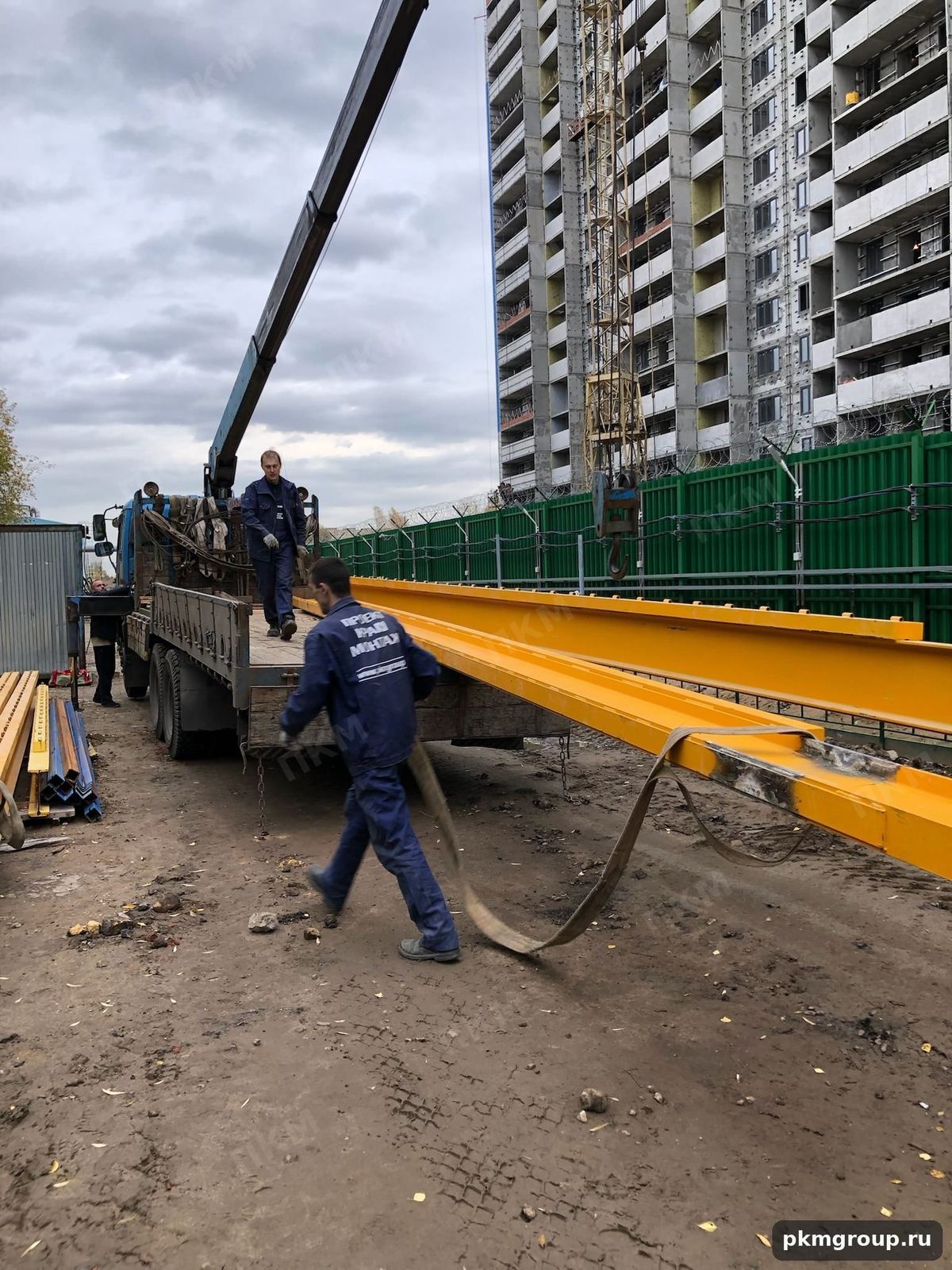 Монтаж крана на объекте: балку ведут вручную, пока её держит автокран
